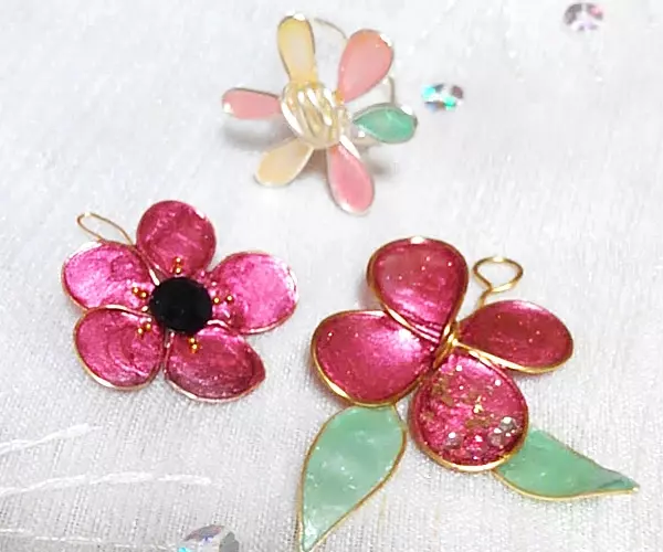 余ったマニキュアでリメイクdiy 簡単ワイヤーアクセサリーの作り方 ローリエプレス