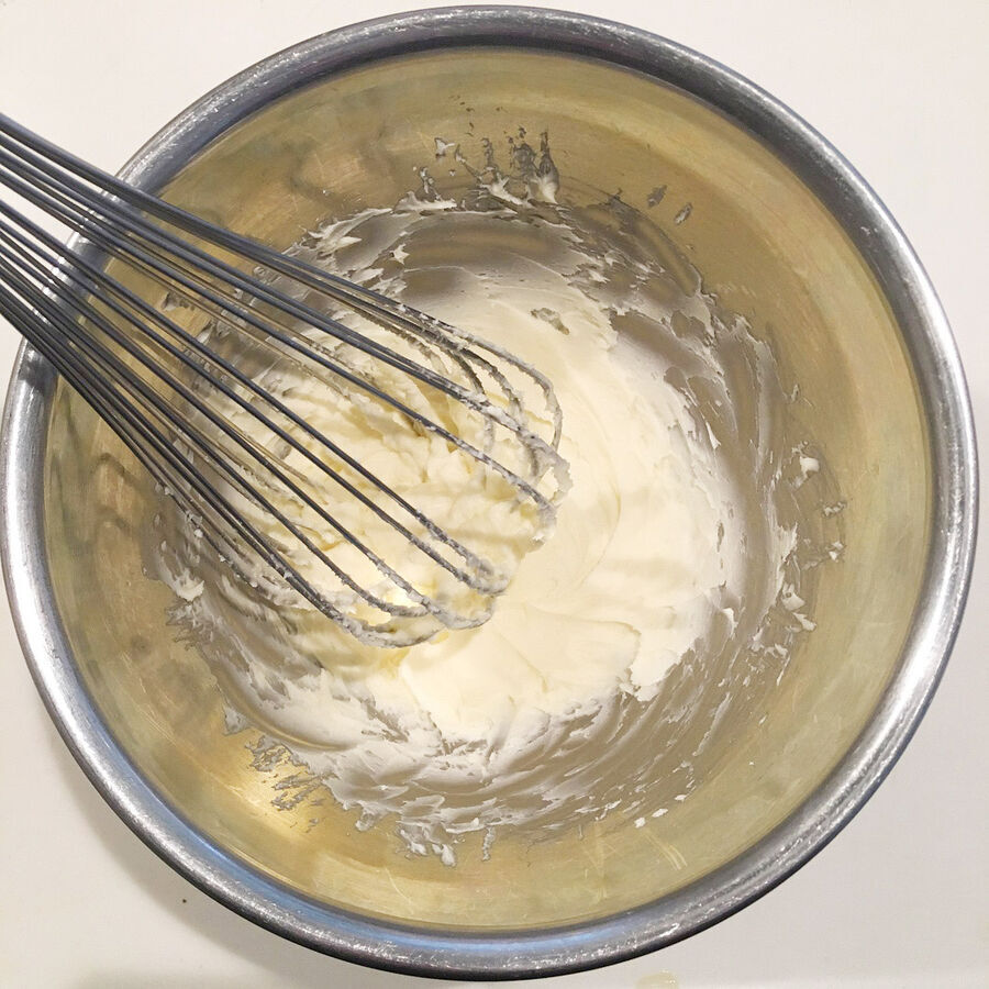 バターと粉糖をすり混ぜます