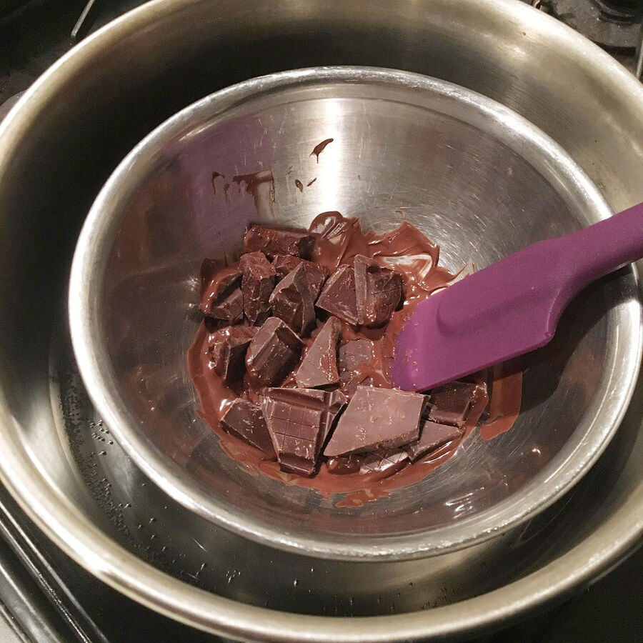 チョコレートを湯煎します