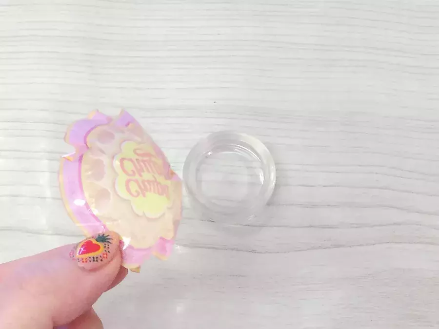 チュッパチャップスの缶バッチをdiy お菓子の包み紙をかわいくリメイク ローリエプレス