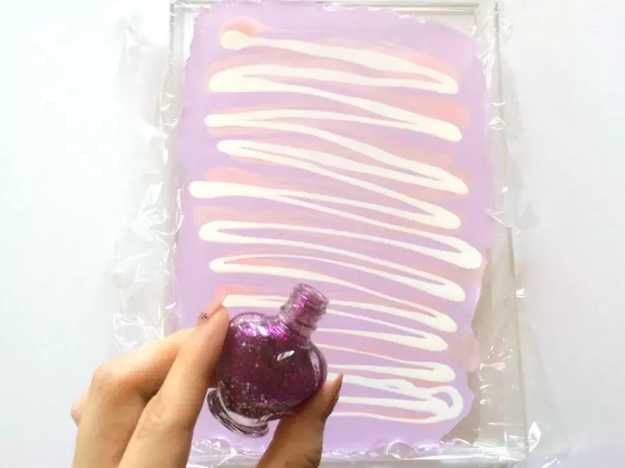 余ったマニキュアでマーブル柄スマホケースをdiy コツいらずで自分好みに ローリエプレス 余ったマニキュアでマーブル柄スマホケースをdiy コツいらずで自分好みに ローリエプレス