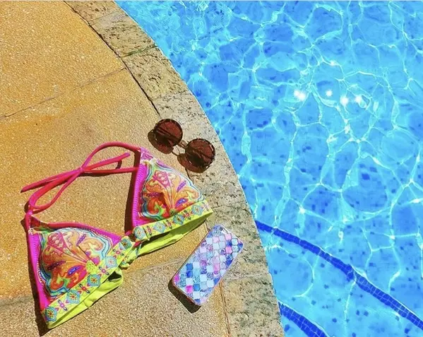 Top画にしたくなる ビーチやプールで思いっきりフォトジェニックな写真を撮るコツ ローリエプレス