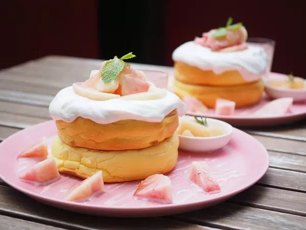 今だけ 期間限定 桃のパンケーキが食べられるおすすめカフェ ローリエプレス