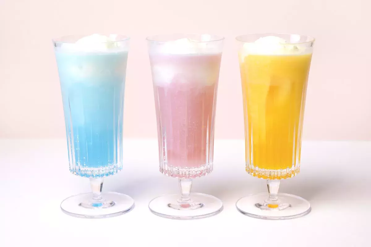 おうちでカフェ気分 簡単かわいいカラフルクリームソーダのレシピ ローリエプレス