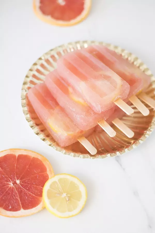 果汁100 のヘルシーおやつ ピンクレモネードアイスキャンディの作り方 ローリエプレス