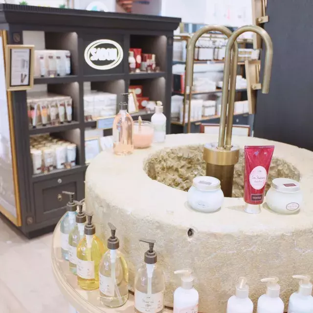 原宿の新名所 Cosme Tokyo で女子力アップ みんなのほしいが大集合 ローリエプレス