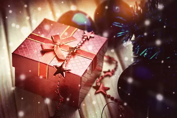 男性へのクリスマスプレゼント 金額はいくらがちょうどいい 絶対に喜ばれるプレゼントとは ローリエプレス