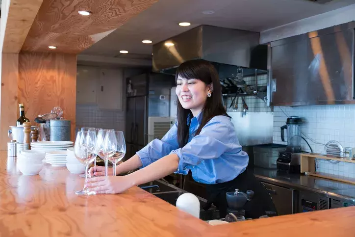 イケメン彼氏を作りたければ人気店でバイトをするのが一番の近道 ローリエプレス