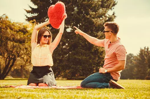 付き合った途端に急に無口になる男子の本音 いままで無理をしていたの ローリエプレス