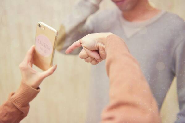 彼氏のスマホを見たくなっちゃった時の対処法 信頼関係を崩さないために ローリエプレス