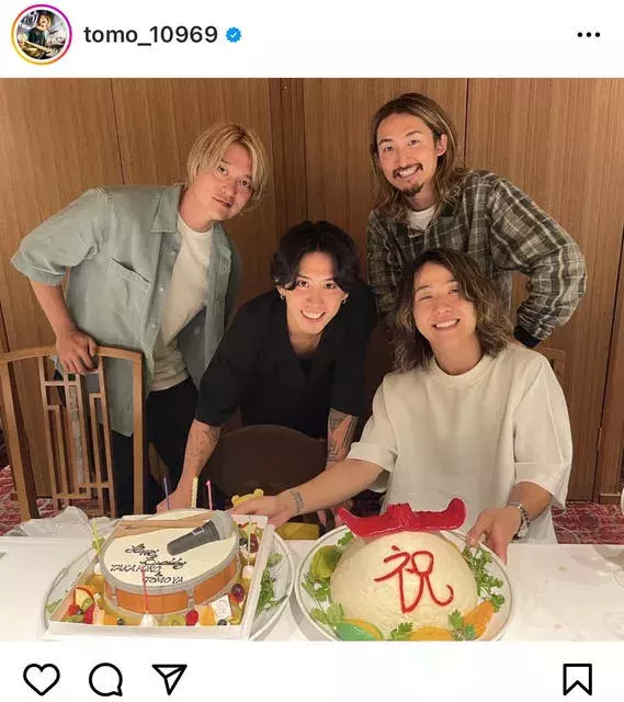 なんと素敵な写真 サプライズ嬉しいね ワンオクtomoyaの誕生日を祝うメンバー集合ショットに注目集まる ローリエプレス