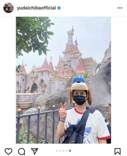 千葉雄大 ディズニーを満喫するお忍びショットに 控えめピース可愛すぎる 服の色味がクレヨンしんちゃん の声 ローリエプレス 千葉雄大 ディズニーを満喫するお忍びショットに 控えめピース可愛すぎる 服の色味がクレヨンしんちゃん の声 ローリエプレス