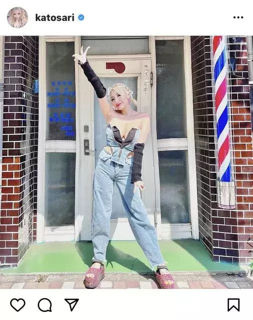 加藤紗里 レトロ感漂う 平成ギャル な胸チラショットに ヤバかわ 永遠の憧れです と注目集まる ローリエプレス