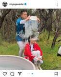 宮川大輔、木村佳乃に頭から水をかける写真がインパクト抜群！「これだけで笑う」「すでにおもしろい」とファン爆笑
