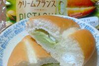 パンもクリームもピスタチオ尽くし♡『ピスタチオ味菓子パン』のトレンド「食べたい」人気ランキングTOP3