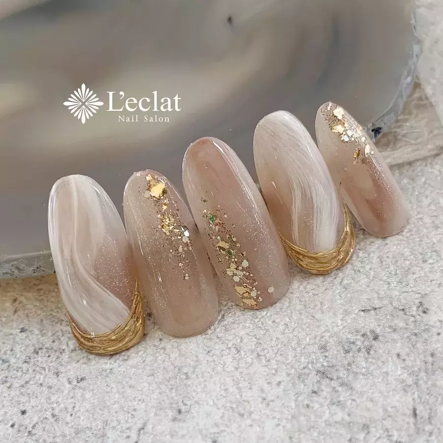 残暑のお洒落な手元を叶える ベージュやグレージュで差がつくヘルシーネイル ローリエプレス