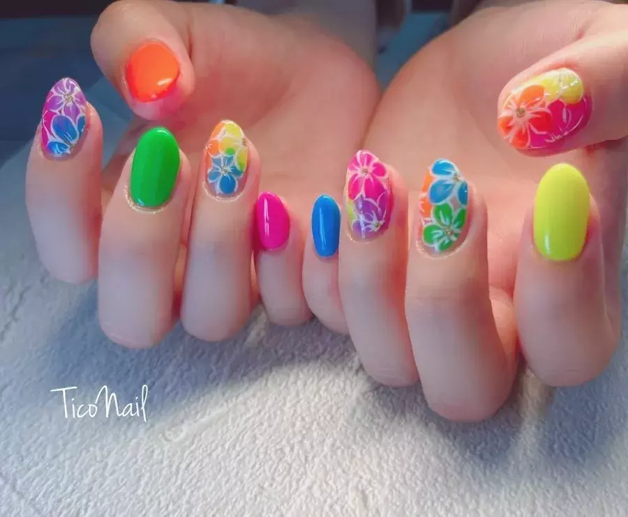 派手すぎない洒落感カラフルネイルでpopに可愛く夏を彩る 22 ローリエプレス 派手すぎない洒落感カラフルネイルでpopに可愛く夏を彩る 22 ローリエプレス