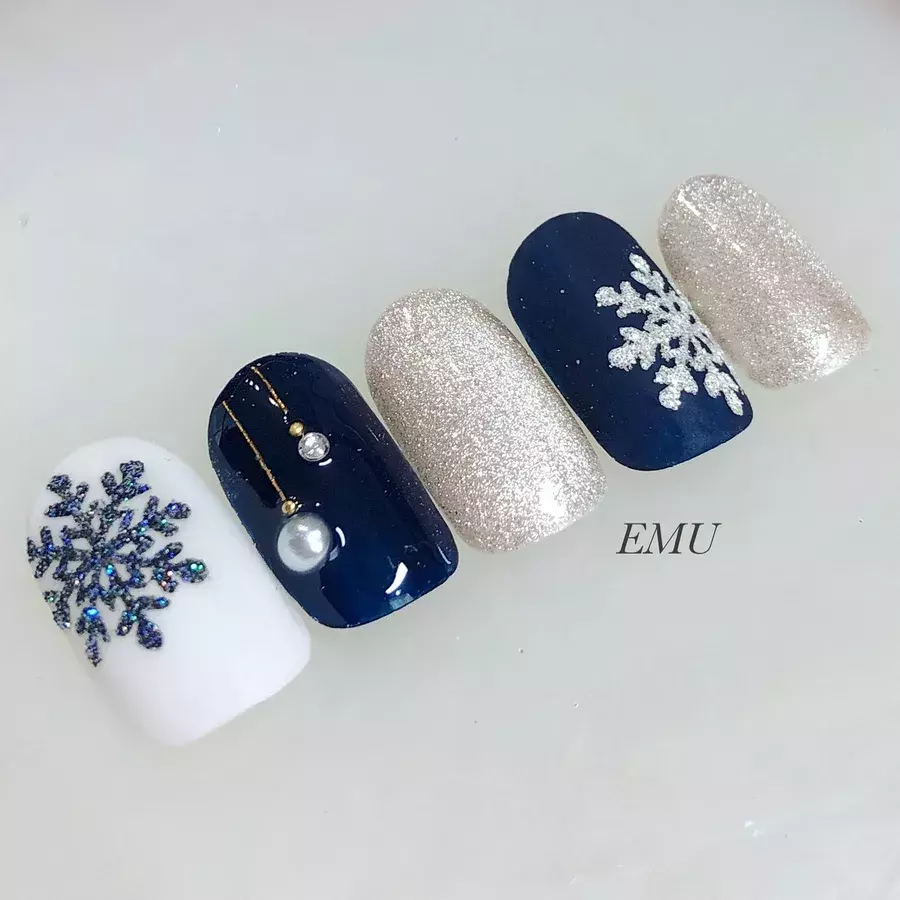 冬っぽさ満点 ふわりと舞う雪の結晶ネイル 21 ローリエプレス 冬っぽさ満点 ふわりと舞う雪の結晶ネイル 21 ローリエプレス