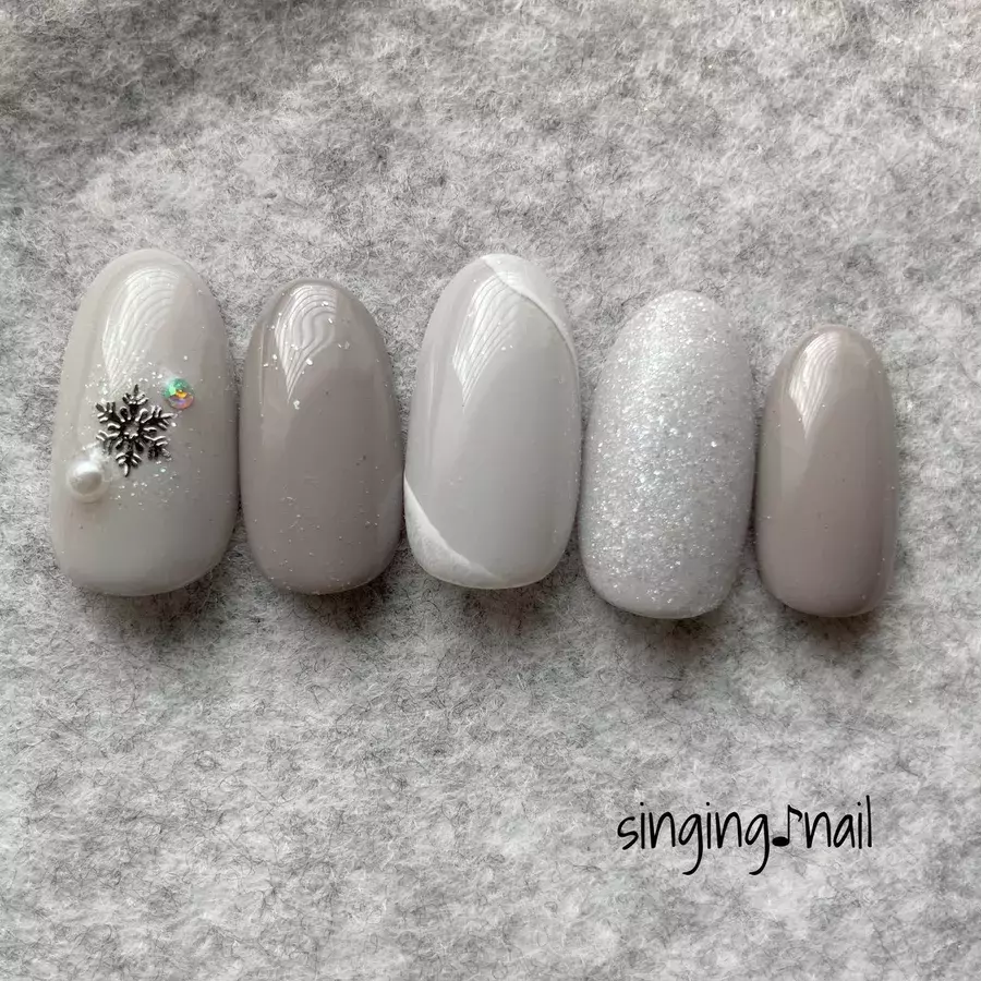 冬っぽさ満点 ふわりと舞う雪の結晶ネイル 21 ローリエプレス 冬っぽさ満点 ふわりと舞う雪の結晶ネイル 21 ローリエプレス