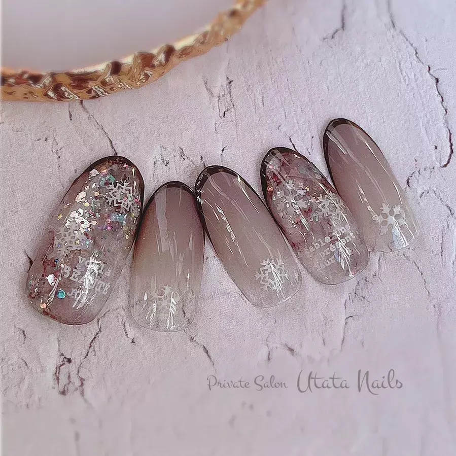 冬っぽさ満点 ふわりと舞う雪の結晶ネイル 21 ローリエプレス 冬っぽさ満点 ふわりと舞う雪の結晶ネイル 21 ローリエプレス