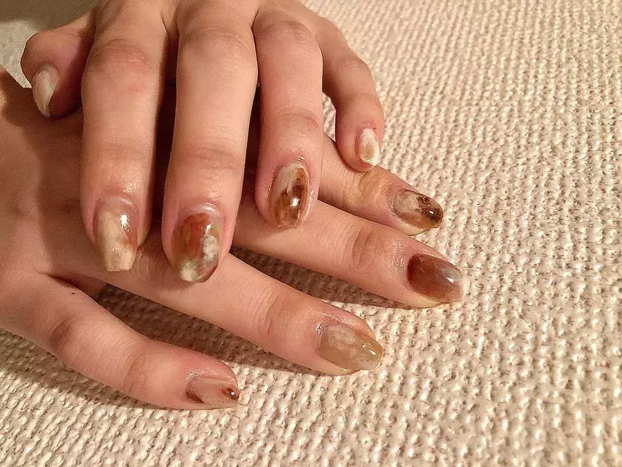 オフィスでもokな秋ネイル 大人可愛いおすすめデザイン5選 ローリエプレス