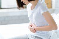 PMSのつらい腹痛対策を薬剤師が解説！生理前のお腹の痛みを改善しよう