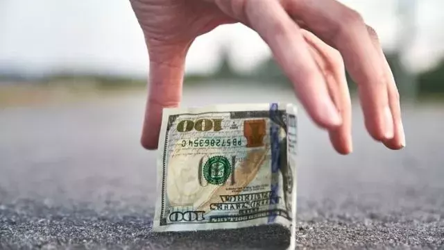 夢占い お金を拾う夢は運気低下 ピンチを変える17の意味とは ローリエプレス