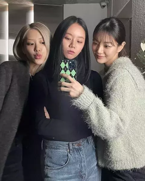韓国女優 アイドルが愛用してるスマホケースが可愛すぎる件 3ブランド ローリエプレス