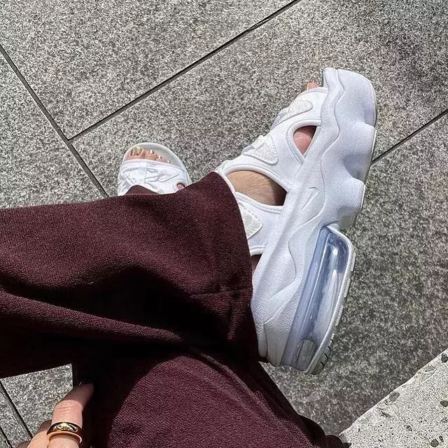 21年新作追加 Nike ナイキ の大ヒットサンダル Air Max Koko エアマックス ココ ローリエプレス 21年新作追加 Nike ナイキ の大ヒットサンダル Air Max Koko エアマックス ココ ローリエプレス