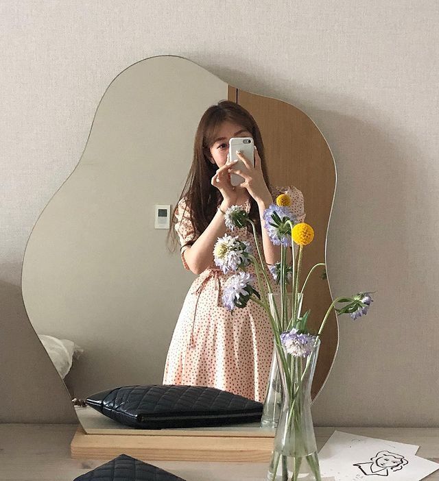 置くだけで部屋がモダンに韓国の「おしゃれ変形ミラー」人気ブランド4選の1枚目の画像
