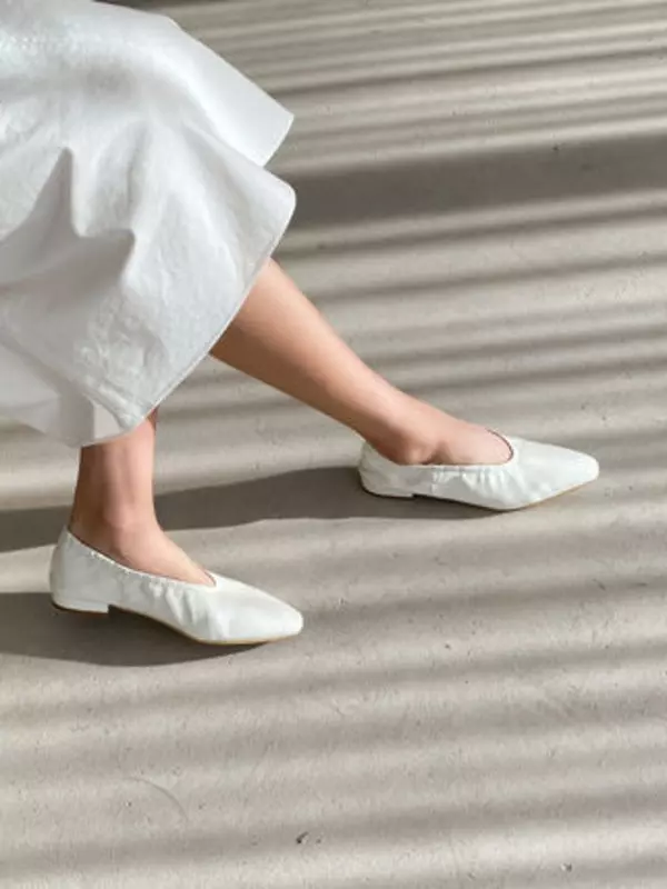 春のトレンドは万能選手の 白 パンプス フラットシューズからスタート コーディネート実例をチェック ローリエプレス