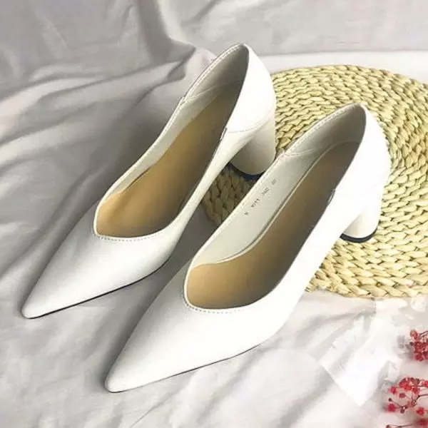 春のトレンドは万能選手の 白 パンプス フラットシューズからスタート コーディネート実例をチェック ローリエプレス