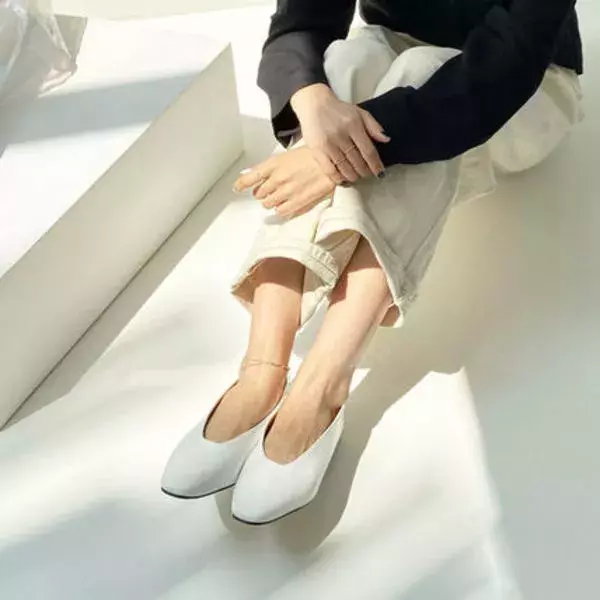 春のトレンドは万能選手の 白 パンプス フラットシューズからスタート コーディネート実例をチェック ローリエプレス