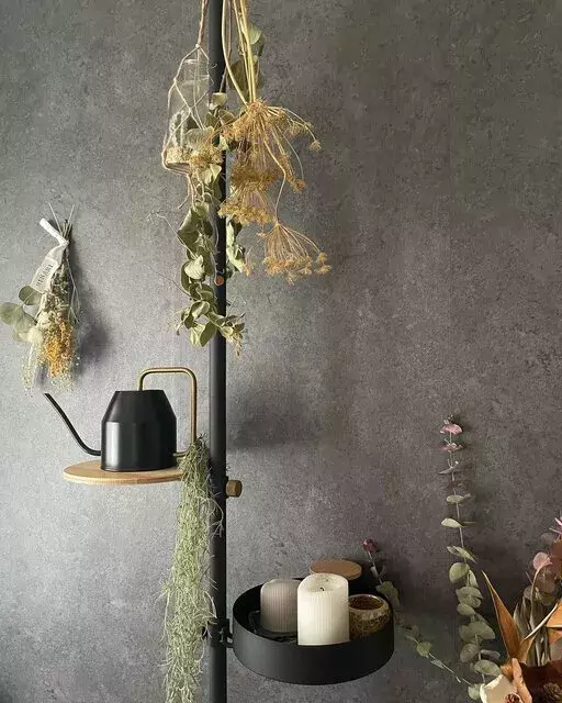 モノトーンのお部屋を優しく彩る ドライフラワーのある暮らし ローリエプレス