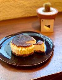 “小麦の奴隷”と“Sonoyama”の夢コラボ「バスクチーズケーキ」はとろ生食感につぶあんが溶け合う