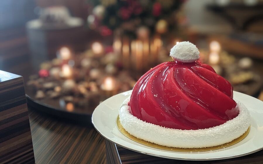 真っ赤なクリスマスケーキ5！魅せられる【深紅】をまとうクリスマスケーキをスイーツライターが厳選の1枚目の画像