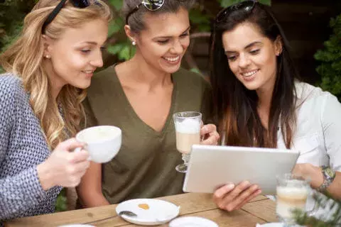 結婚している女友達のノロケがムカつく時の対処法 ローリエプレス