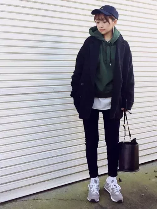 カジュアルすぎちゃうパーカーを女子っぽく着こなすには パーカーを可愛く着まわすテク ローリエプレス