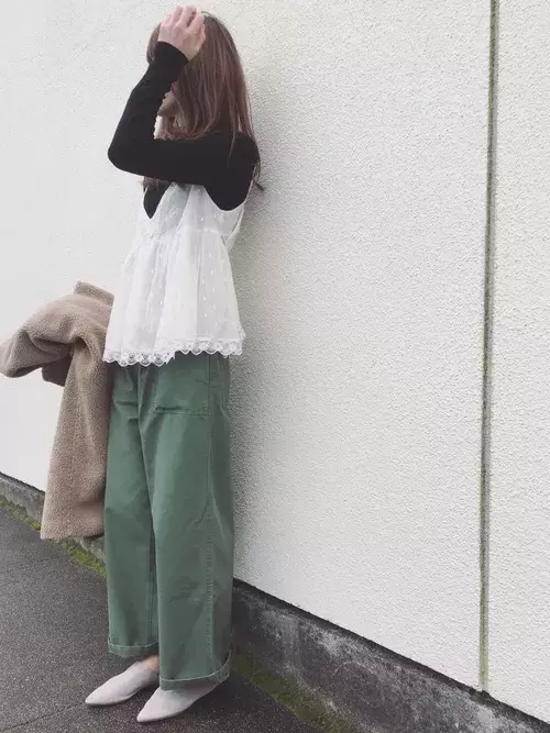 今年トレンドのベイカーパンツで甘辛ミックスコーデを作るコツ ローリエプレス