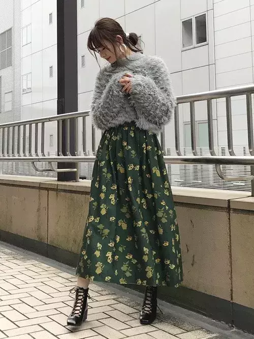 シックな秋冬コーデに映える 花柄スカートの着こなし方 ローリエプレス