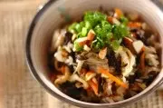 ナッツ入りジューシー（沖縄炊き込みご飯）