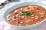 ころころ野菜とシーフードたっぷり！トマトの冷製スープ