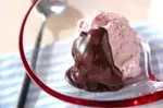 ラズベリーアイスのチョコソースがけ