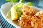 鶏つくねのアーモンド揚げ