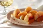 桃とカマンベールチーズのスティックオープンサンド