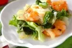 エビとレタスのエスニック炒め