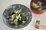 モロヘイヤと鶏ささ身のゴマ和え　ワカメスープ