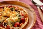 ゴロゴロベーコンとブロッコリーの薄焼きピザ