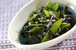 キヌサヤとワカメの塩炒め