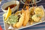 エビ、ホタテ、野菜のいろいろ串揚げ天ぷら